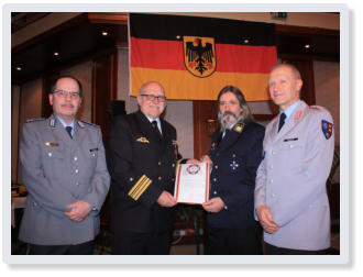 v.l.: Oberleutnant Bernd Uherek, Fregattenkapitn Diethelm Scholle, Hauptmann CSLI  Dr. Draxler, Oberstleutnant Friedhelm Rompel